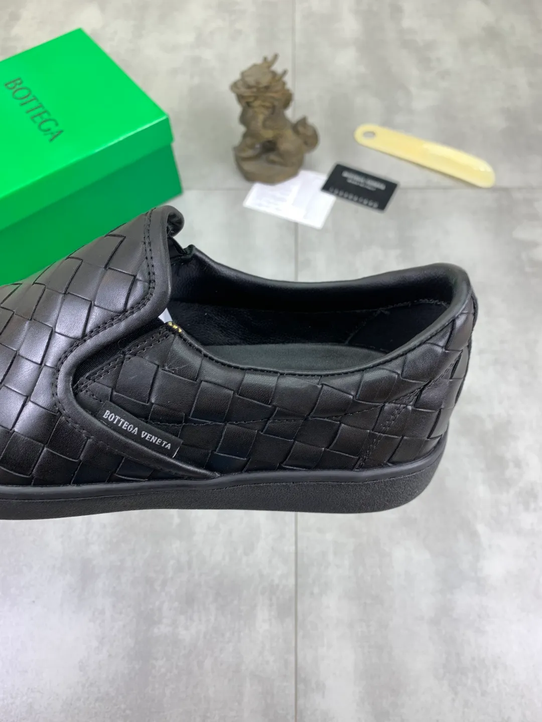 Men's shoes 💰P520 [New model] Water-dyed cow leather 💰High-quality business casual shoes 💎💎💎 BOTTEGA VENETA official website synchronizes the latest top version of BV in the market, accepts material comparison, shoe type comparison, process comparison, practical and textured, versatile and suitable for any occasion, the more you look at it, the more flavorful it becomes. Pure hand-woven craftsmanship - Upper material, hand-woven calfskin imported from Italy 🇮🇹 - High-quality water-dyed cowhide lining - Original private model customized outsole -Size: 39-45 Color: black or brown optional
